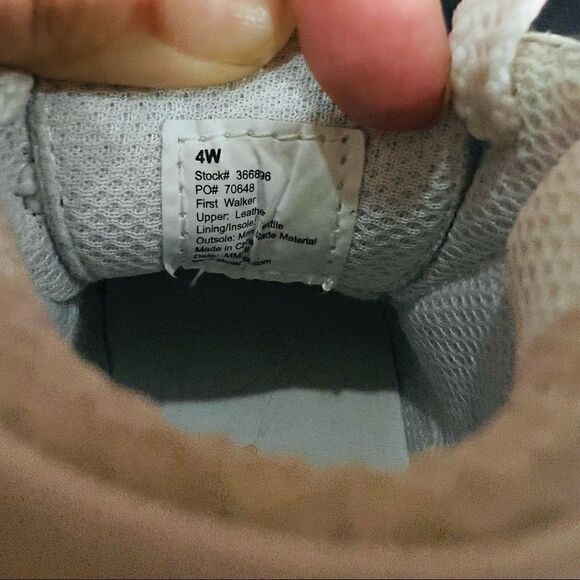 Classy white baby shoes size 4 W - Picture 12 of 12